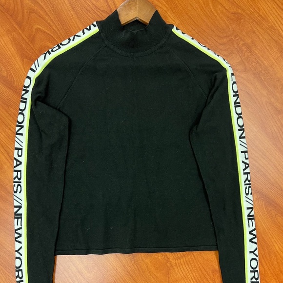 H&M sweater. - Picture 1 of 4
